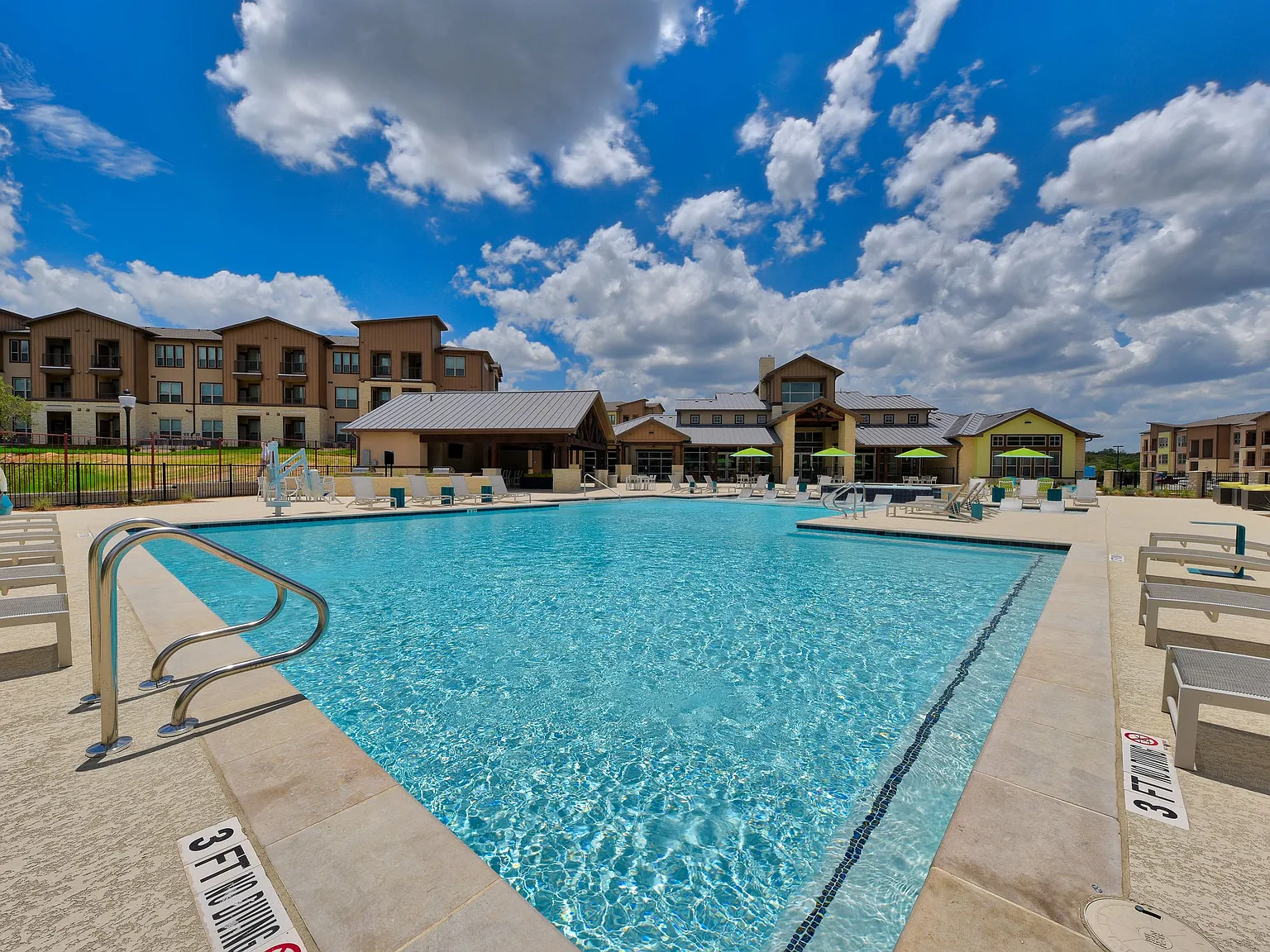Estraya Westover Hills Apartments — Photo 2