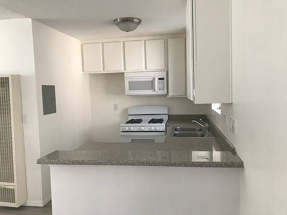 4th image of 11948 Hart St #113