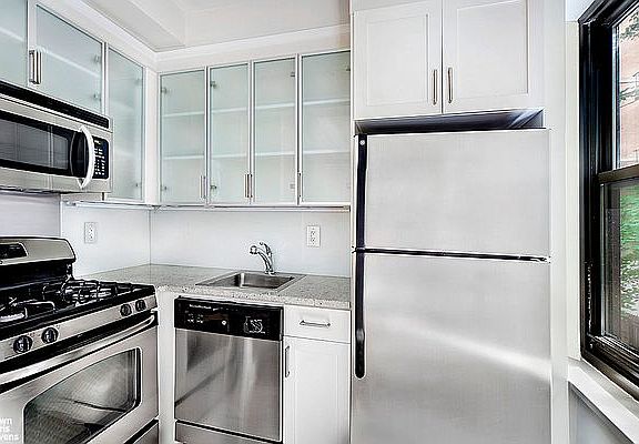 4th image of 340 E 52nd St APT 6G