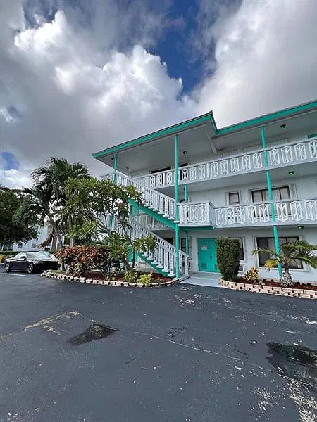 131 Shore Ct — Photo 3