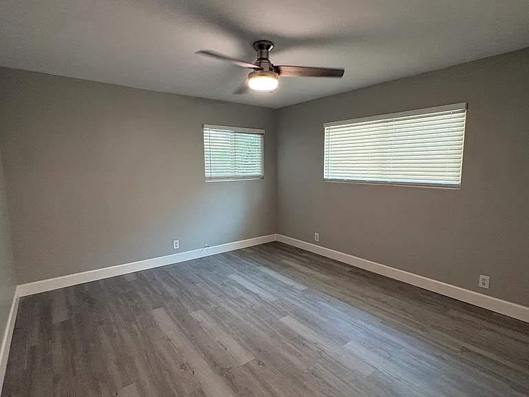 527 N Alameda Ave — Photo 8