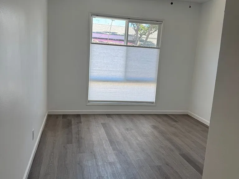 14937 Saticoy St — Photo 5