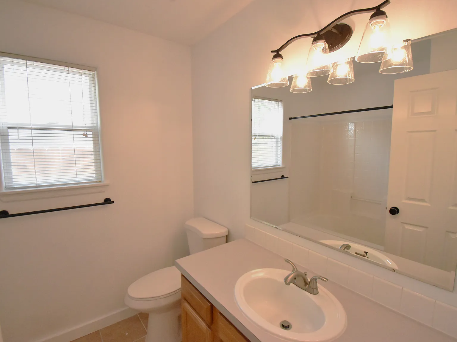 3 bed, 1094 sqft, $1,999 — Photo 4