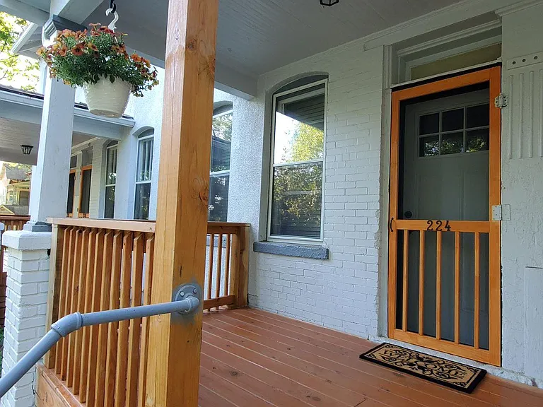 224 Linn St — Photo 2