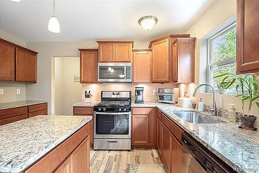 1002 Waters Edge Ln — Photo 2