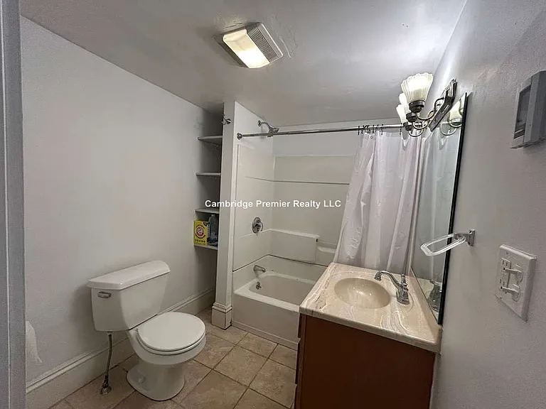 27 1/2 Rossmore St — Photo 6