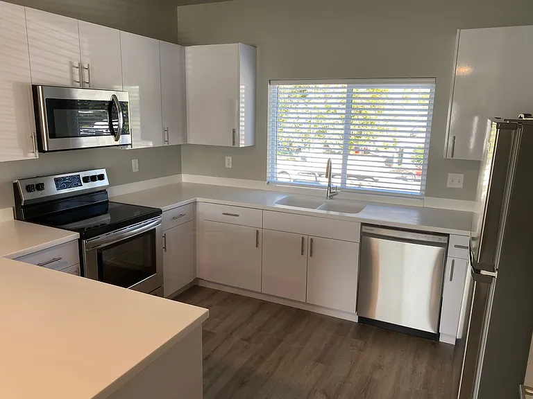 560 S Main St — Photo 10