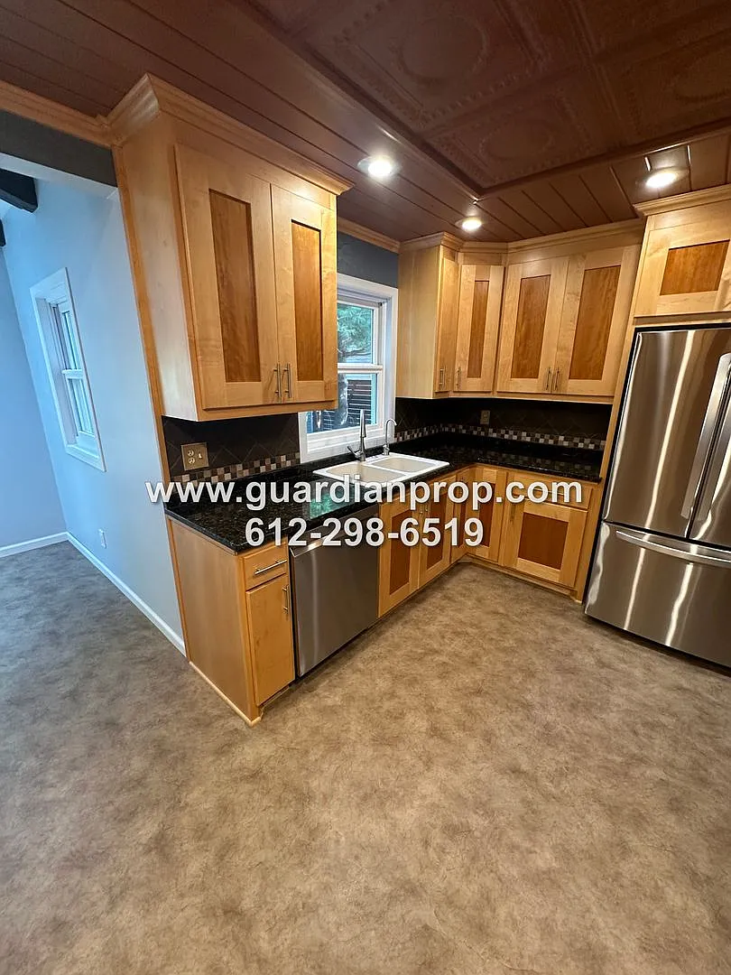 Charming House Blocks from White Bear Lake, Updated Kitchen & Baths, Fireplace, Private Deck, 3 C... — Photo 4