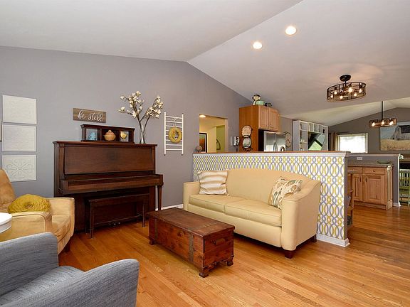3rd image of 408 Woodhollow Ln