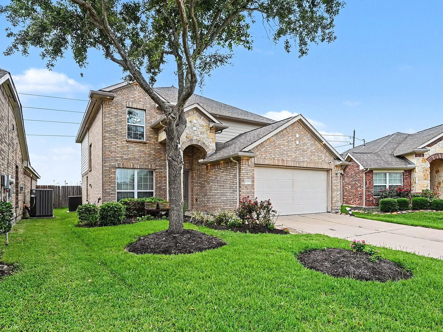 4 bed, 2.5 bath, 2368 sqft, $2,350 — Photo 2