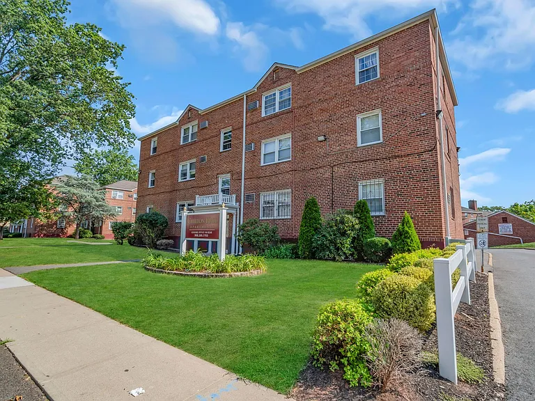 Chilton Hall Apartments — Photo 19