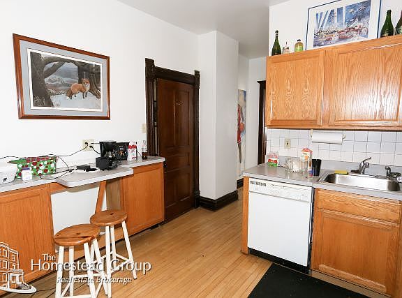 3rd image of 1441 W Oakdale Ave #2F