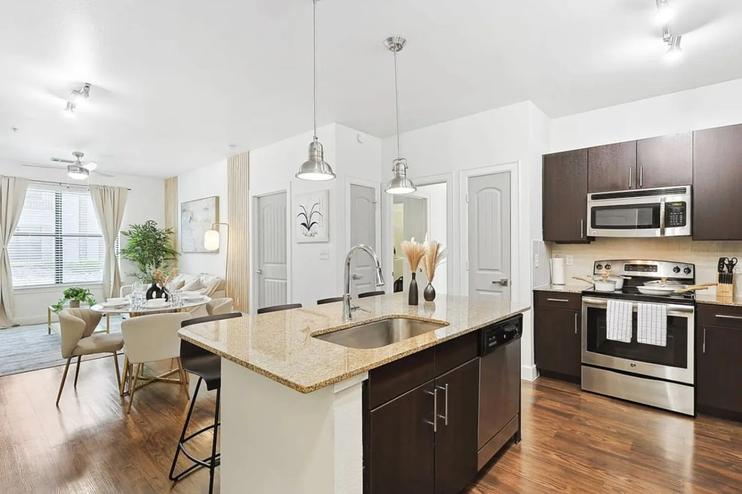 2 bed, 2.0 bath, 11506 sqft, $4,331 — Photo 4
