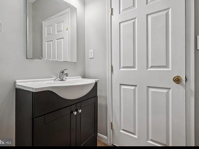 424 N Luzerne Ave — Photo 12
