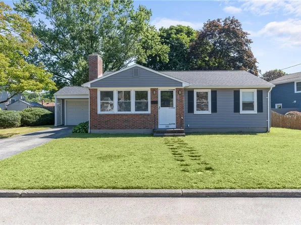 185 Pinecrest Dr, Pawtucket, RI 02861