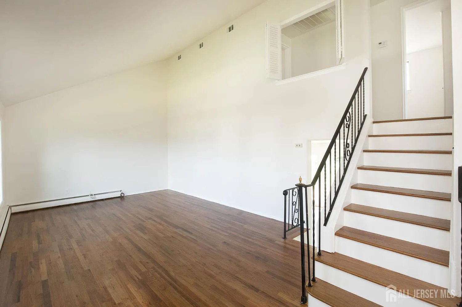 4 bed, 2.0 bath, 1036 sqft, $3,975 — Photo 4