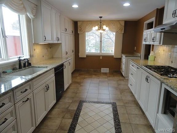 4th image of 490 College Ave