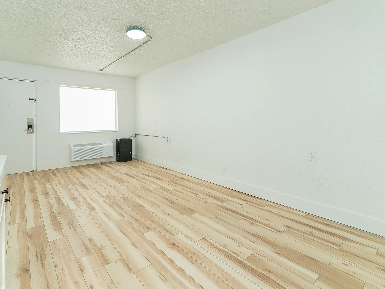 Studio, 300 sqft, $795 — Photo 3