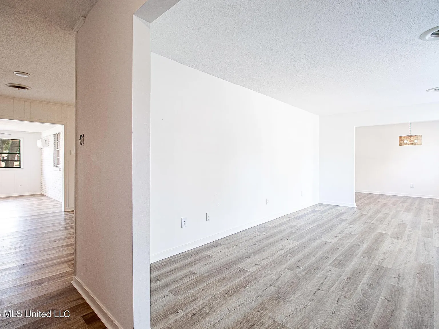 3 bed, 2.0 bath, 1785 sqft, $2,100 — Photo 2