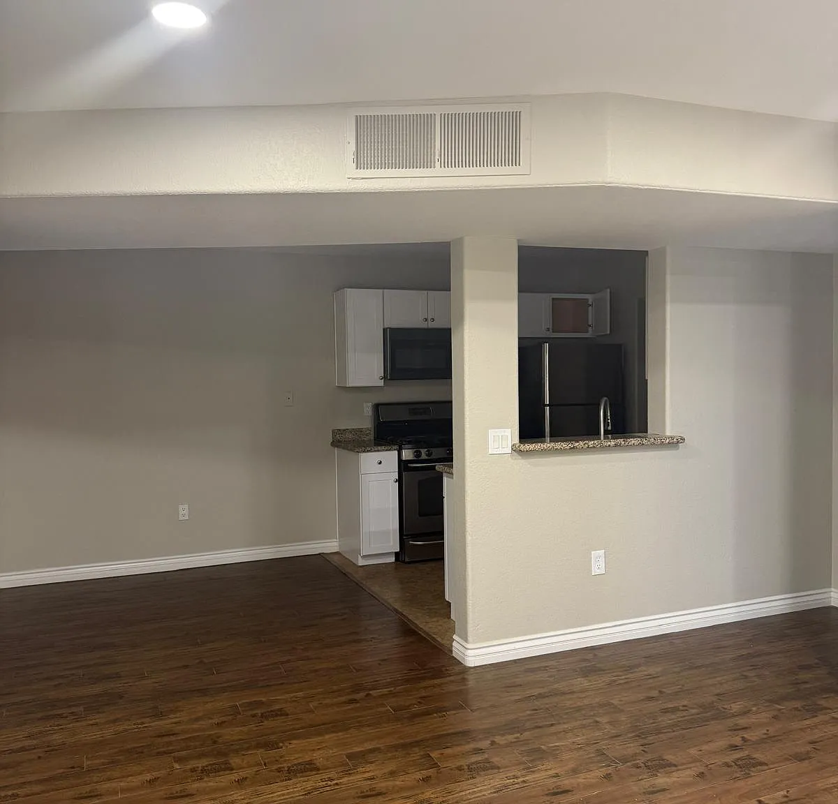 2 bed, 872 sqft, $1,400 — Photo 4