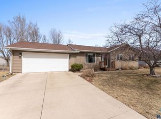 302 Mary Ln, Hartford, SD 57033