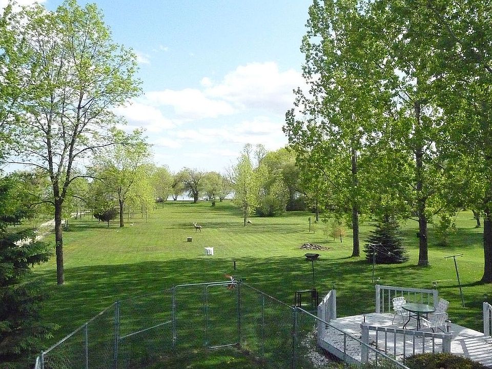 Large Lot & Pier is included