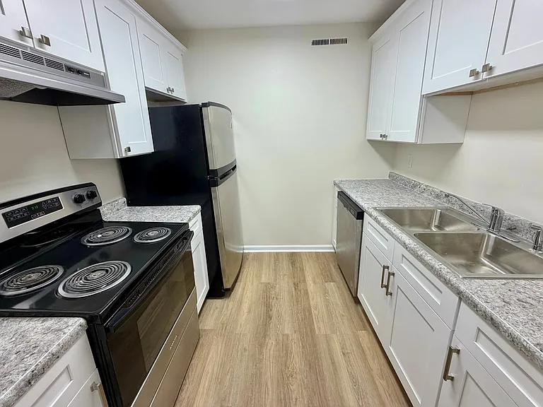 Sherwood Forest Apartments — Photo 38