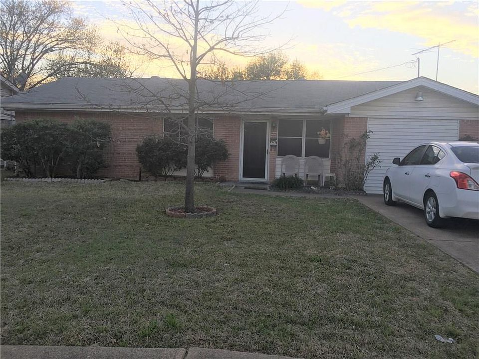 1st image of 923 Royal Crest Dr