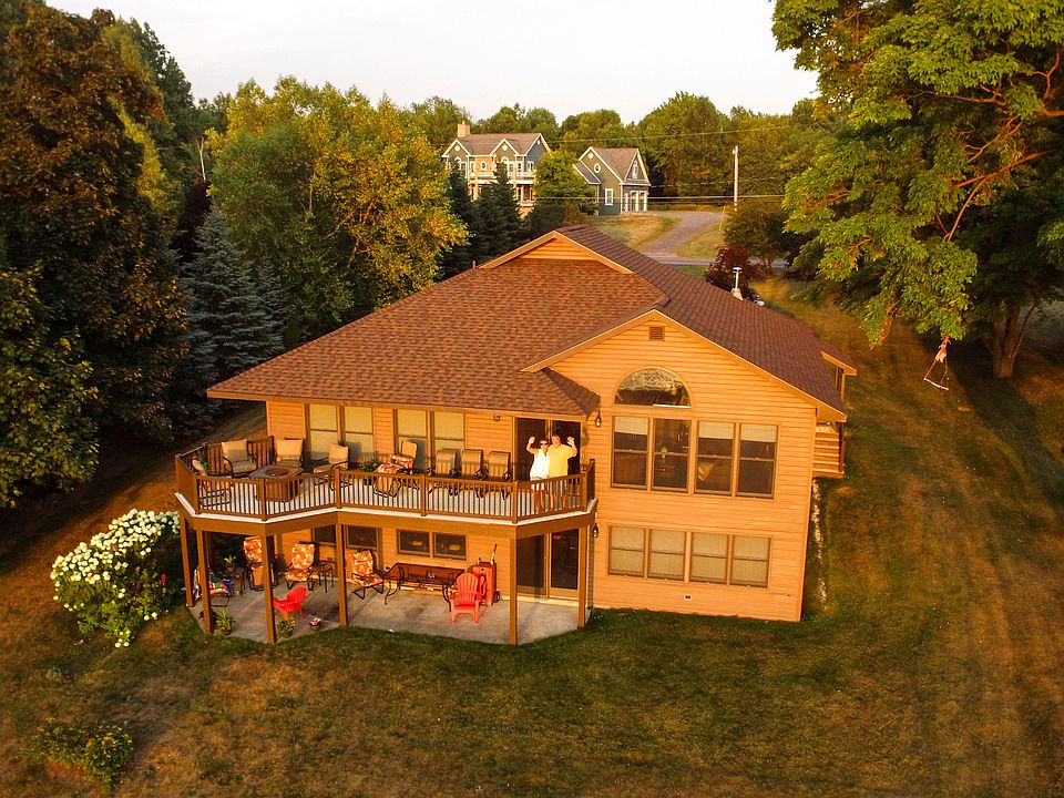1st image of 160 River Dr