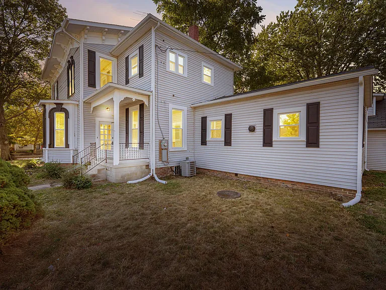 150 N Oak St — Photo 2