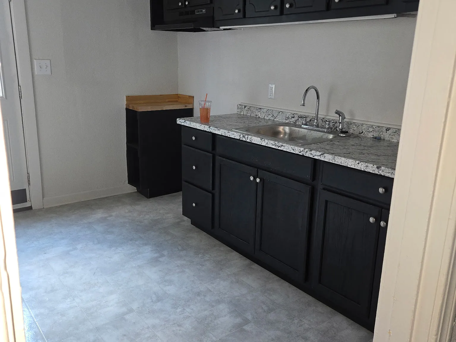 2 bed, 700 sqft, $900 — Photo 2