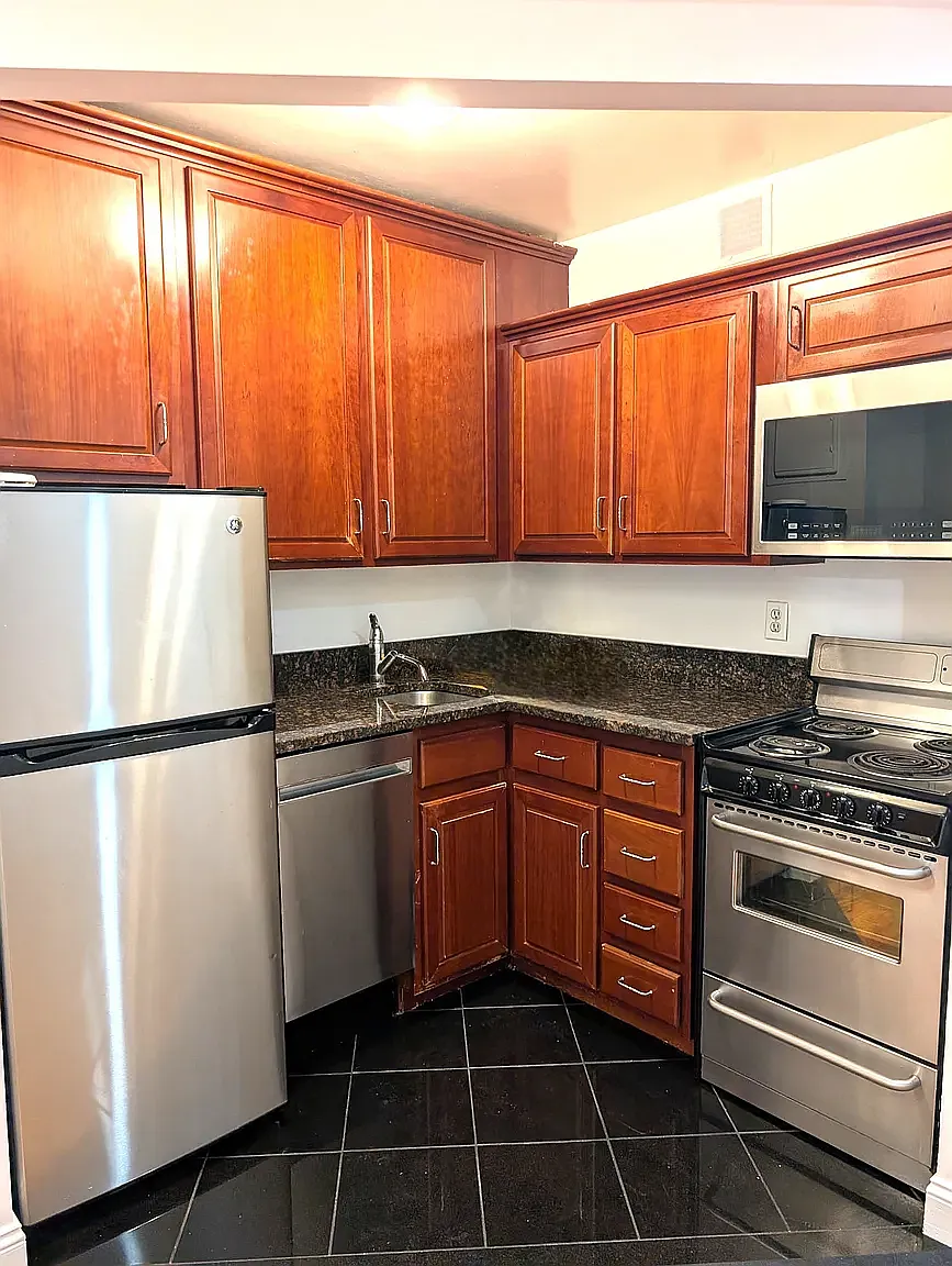 525 West 49th Street — Photo 2