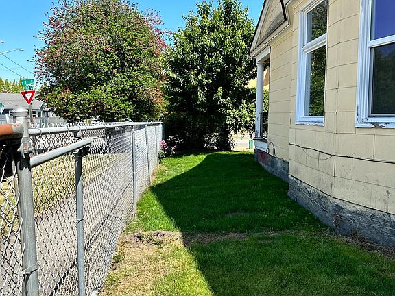 2nd image of 1602 S L St Unit A