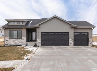 5813 214th Avenue Cir, Elkhorn, NE 68022