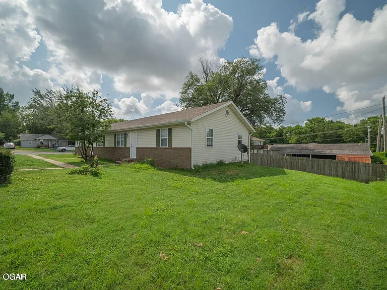 826 S Patterson Ave — Photo 1