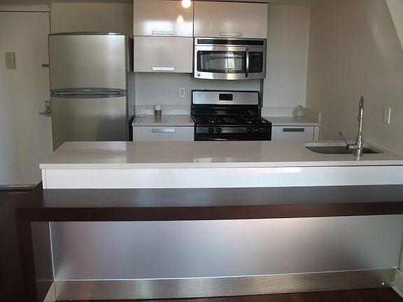 4th image of 18 Meserole St APT 1