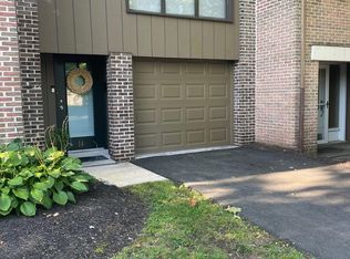 14 Club Ln, Reading, PA 19607