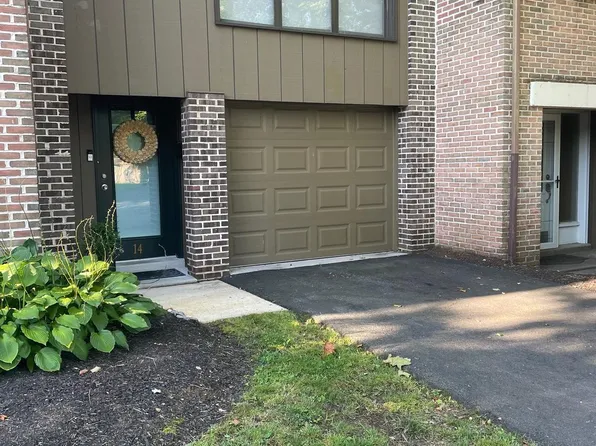 14 Club Ln, Reading, PA 19607