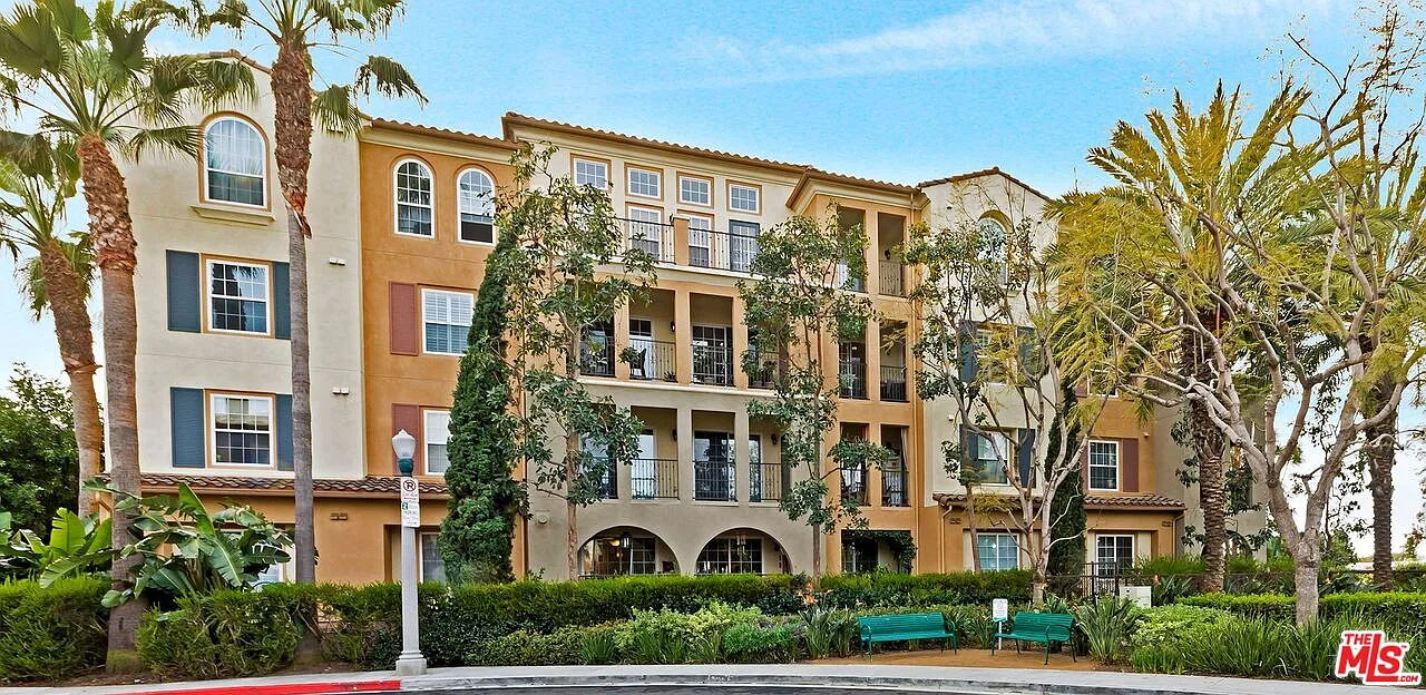 2 bed, 2.0 bath, 1300 sqft, $4,800 — Photo 2