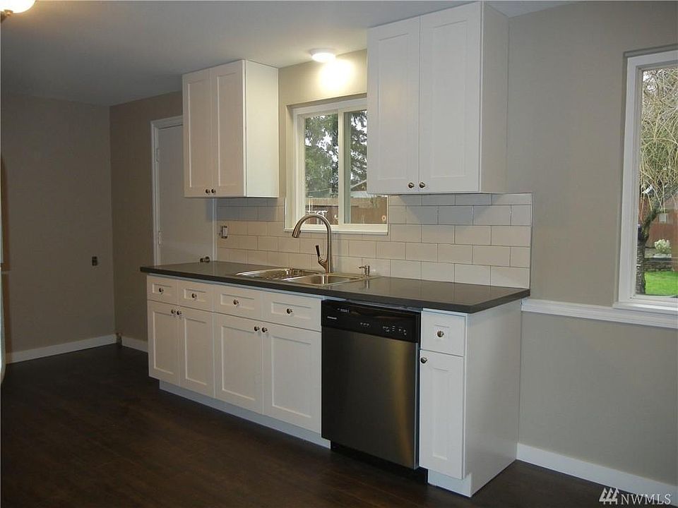 Kitchen: Subway tile, quartz counter tops, soft closing cabinets and drawers