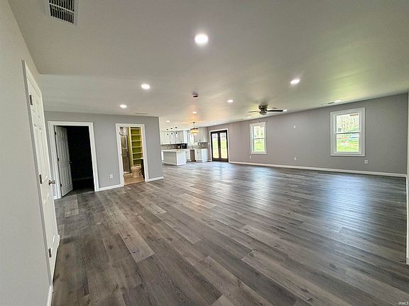 5th image of 922 Russell Rd