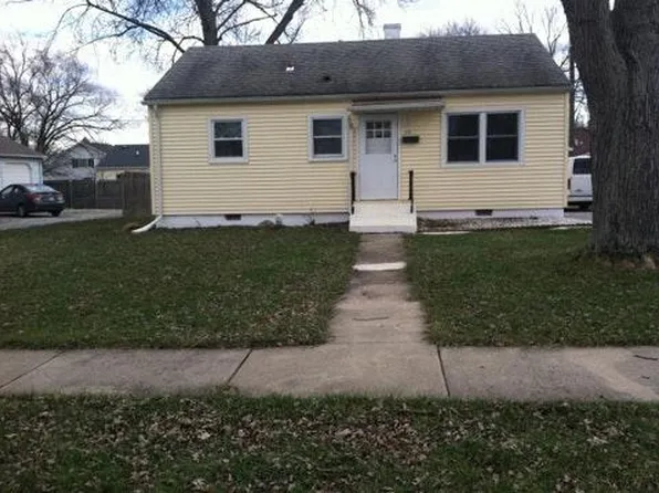33 Walnut Pkwy, Crown Point, IN 46307