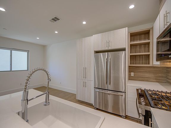 3rd image of 11611 Moorpark St #3