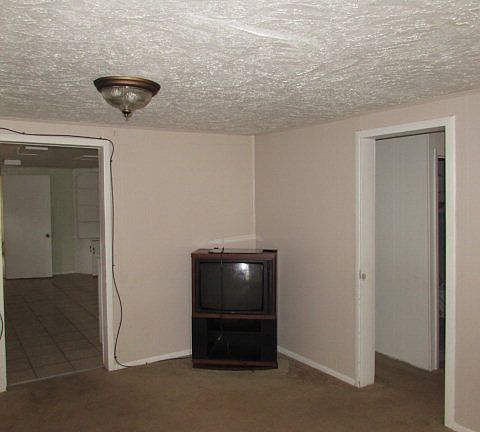 3rd image of 906 W Crockett St