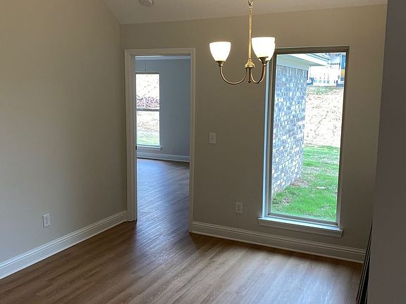 5th image of 568 Silver Hill Dr