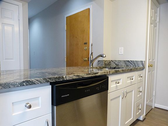 Kitchen w/ Dishwasher!