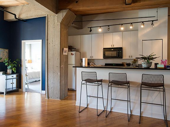 5th image of 411 W Ontario St APT 208