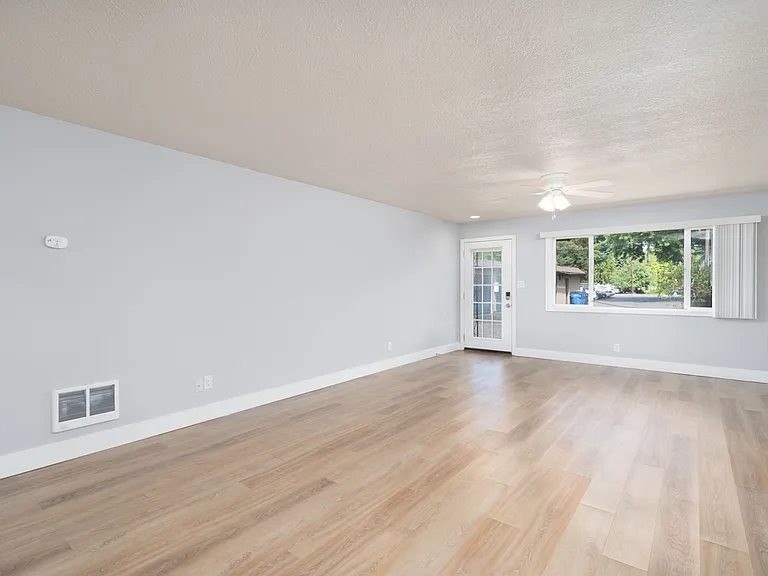Columbia Court Apartments — Photo 34