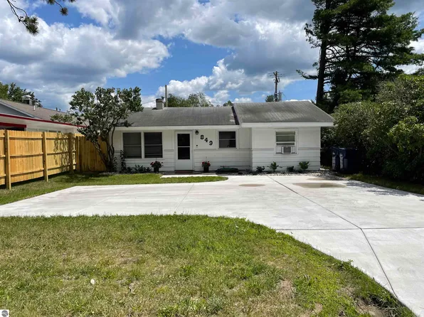 849 S Lakeshore Dr, Lake City, MI 49651