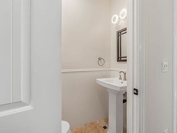 4th image of 610 Crystal Ct